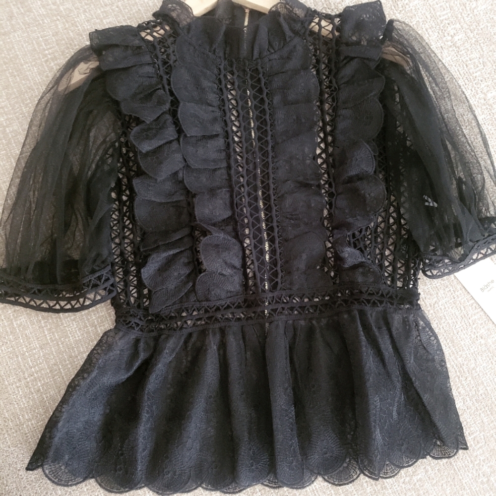 Beautiful detail blouse, size med.